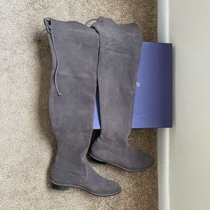 Stuart Weitzman lowland boot in Londra suede color